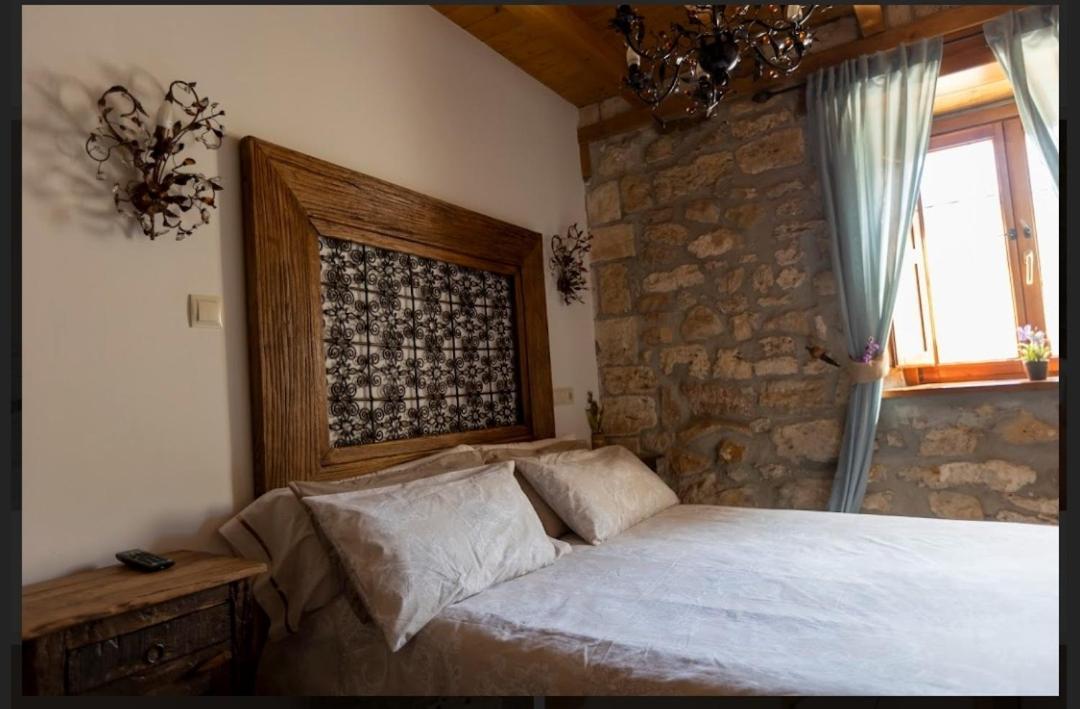 Hotel Rural En Las Cascadas De Tobera Exterior photo